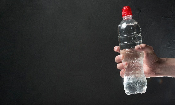 Woda z sokami, napoje energetyczne, kawa — co najlepiej pić w pracy?